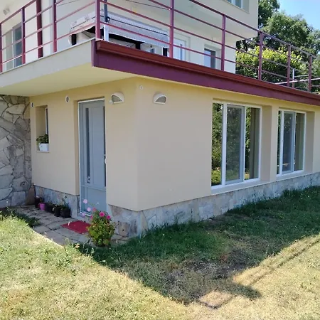 Panorama With Seasonal Pool Guest house